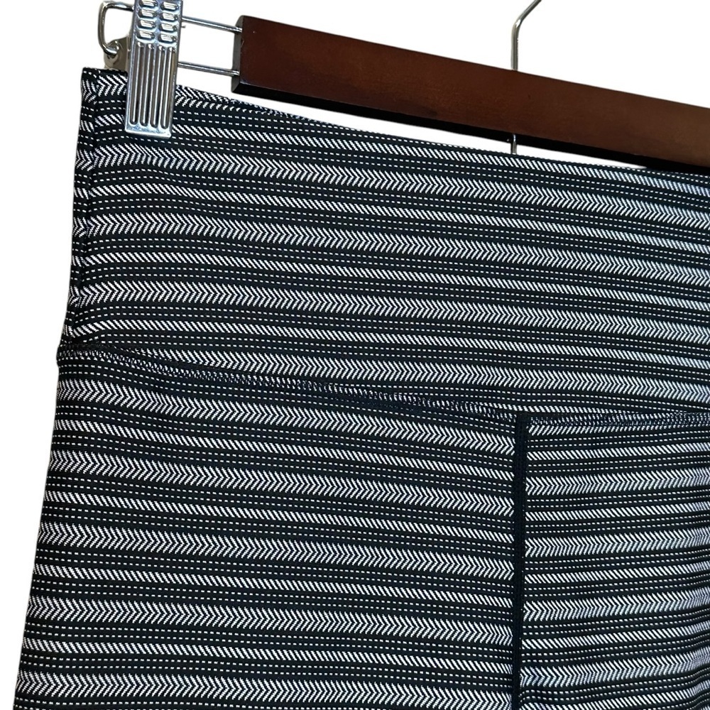 Zyia Active Leggings Aztec Adrenaline Black Gray Striped - Women’s Size 6-8 - Picture 2 of 8